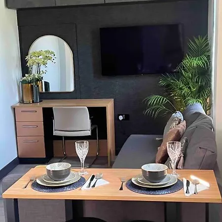 Modern Apartment In Peaceful Area Swindon Esterno foto