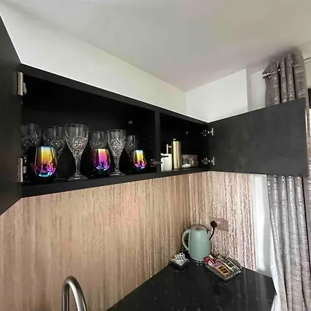 Modern Apartment In Peaceful Area Swindon Esterno foto