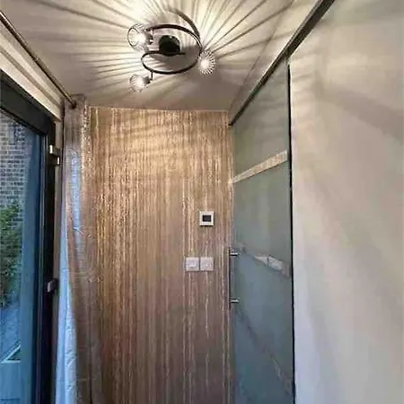 Modern Apartment In Peaceful Area Swindon Esterno foto