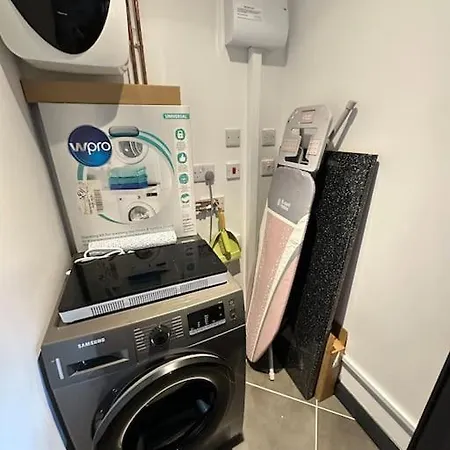 Modern Apartment In Peaceful Area Swindon Esterno foto