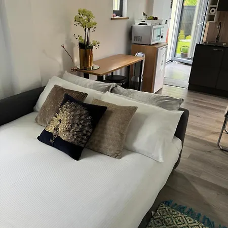 Modern Apartment In Peaceful Area Swindon Esterno foto